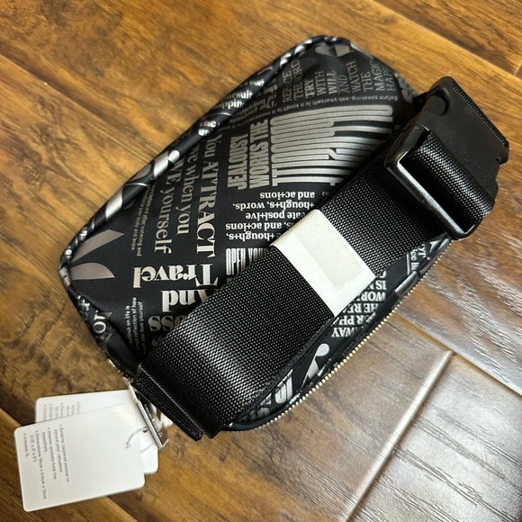 Lululemon Everywhere Belt Bag NWT - Picture 3 of 6